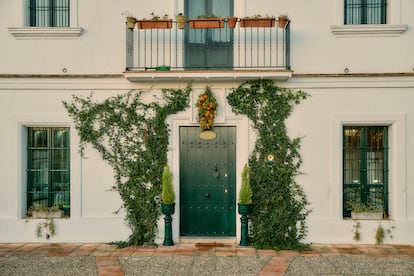 26/03/2025 - Reportaje Deco Estilo de Vida de la casa del escritor Igor Ramírez en La Sierrezuela, en Arcos de La Frontera (Cádiz) - ©Anna Huix -----PIEFOTO----- Fachada de La Sierrazuela, un cortijo cercano a Arcos de la Frontera. Igor Ramírez García-Peralta lo pintó de blanco. “La casa lo pedía a gritos”, dice.