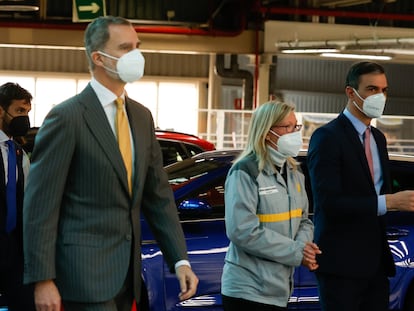 Felipe VI y el presidente del Gobierno, Pedro Sánchez, han visitado las instalaciones de Renault en Palencia.