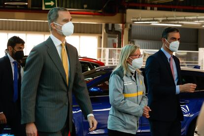 Felipe VI y el presidente del Gobierno, Pedro Sánchez, han visitado las instalaciones de Renault en Palencia.
