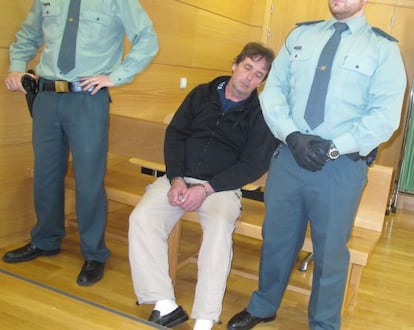 Bank robber Giménez Arbe pretends to have passed out in court.