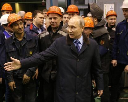 El presidente Vladímir Putin, ayer junto a trabajadores de una fábrica en Tver (oeste de Rusia).