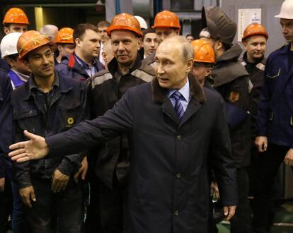 El presidente Vlad&iacute;mir Putin, ayer junto a trabajadores de una f&aacute;brica en Tver (oeste de Rusia).