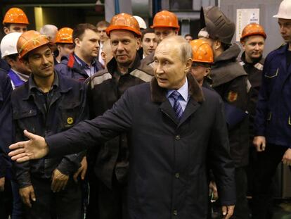 El presidente Vlad&iacute;mir Putin, ayer junto a trabajadores de una f&aacute;brica en Tver (oeste de Rusia).