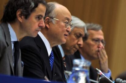 De derecha a izquierda: Rafael Grossi, Yukiya Amano (director general del OIEA), Ansar Parvez y Vilmos Cserveny, en una reunión del 21 de marzo para analizar las conclusiones de la visita de dos días de Amano a Japón.