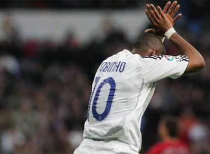 Robinho aplaude al público del Bernabéu.