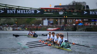 La tripulación de Oxford lidera sobre Cambridge en la regata.