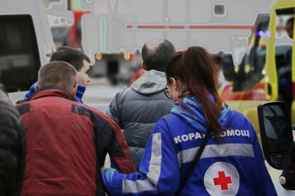 Una persona herida es atendida por los servicios de emergencia, frente a la estación de metro de Sennaya Ploshchad, en San Petersburgo.