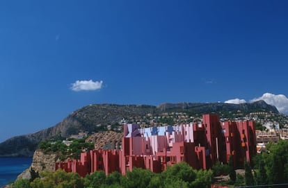 La Muralla Roja, edificio de Ricardo Bofill en Calpe (Alicante).