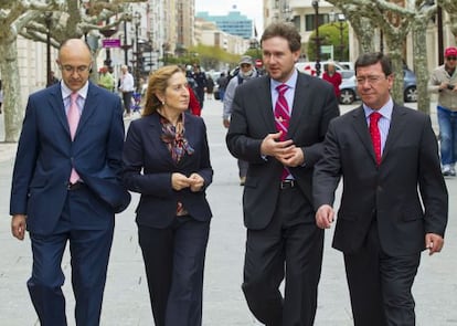 La ministra de Fomento, Ana Pastor, hoy de visita en Burgos junto al delegado del Gobierno en Castilla y León, Ramiro Ruiz, el alcalde de la ciudad, Javier Lacalle, y el presidente de la diputación, César Rico.