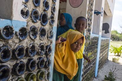 La escuela, construida con botellas. 