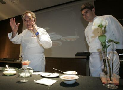 El cocinero Ferran Adrià (izquierda) durante un momento de us participación en el congreso Lo mejor de la Gastronomía, que reúne del 7 al 11 de noviembre en Alicante a más de 3.000 profesionales del sector.