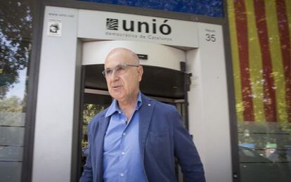 El l&iacute;der d&#039;Uni&oacute;, Duran, davant la seu del partit.