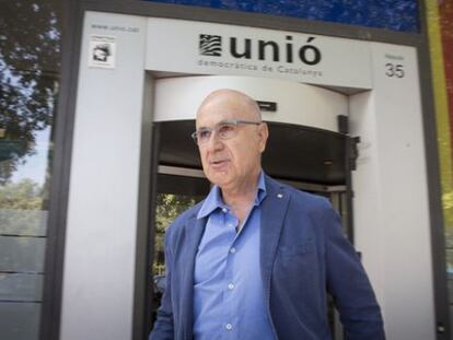 El líder d'Unió, Duran, davant la seu del partit.