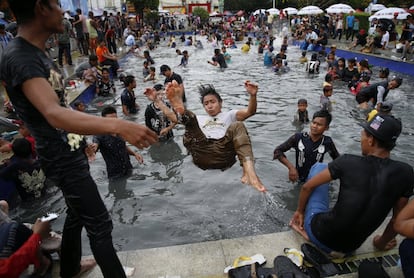 Jóvenes birmanos celebran la fiesta del agua o Thingyan, preludio del Año Nuevo y la festividad más importante del país, en Rangún, Birmania, hoy, 14 de abril de 2017. EFE/LYNN BO BO