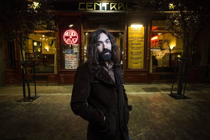 El m&uacute;sico Juli&aacute;n Maeso frente al Cafe Central, de Madrid.