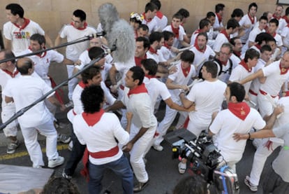 Un grupo de extras simula el inicio del encierro en la cuesta de Santo Domingo, ayer en Pamplona.