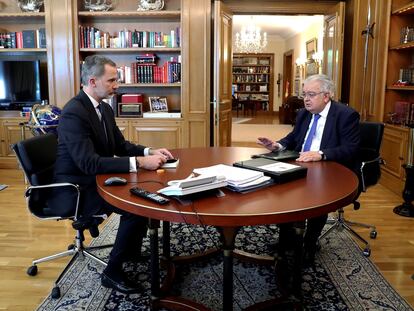 Felipe VI recibe al presidente del Tribunal Constitucional, Juan José González Rivas, quien le ha entregado la Memoria correspondiente a 2019.