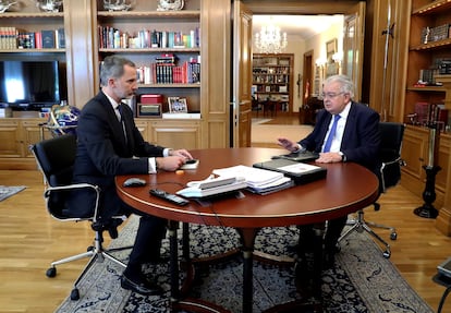 Felipe VI recibe al presidente del Tribunal Constitucional, Juan José González Rivas, quien le ha entregado la Memoria correspondiente a 2019.