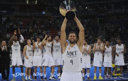 Felipe Reyes levanta la copa de ganadores.