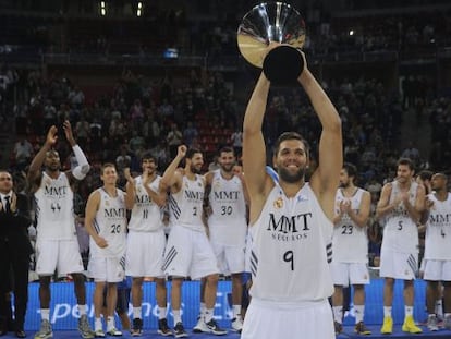 Felipe Reyes levanta la copa de ganadores.