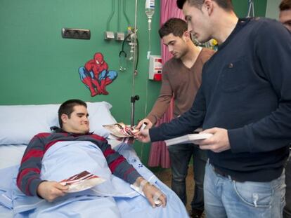 Jugadores del Athletic con uno de los niños a quienes visitaron en Cruces.