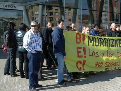 Trabajadores del BEC protestando en la puerta del recinto, tras el anuncio de los recortes salariales.