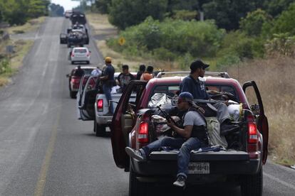 Grupos de autodefensas recorren la población de Nueva Italia, en el estado de Michoacán, en el oeste de México, para hacer frente a la organización criminal de Los Caballeros Templarios, 14 de enero de 2014.