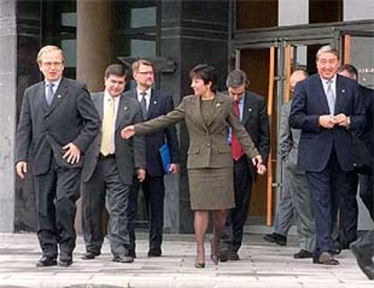 Anna Birulés, en el centro, junto a otros ministros europeos y algunos de sus colaboradores.