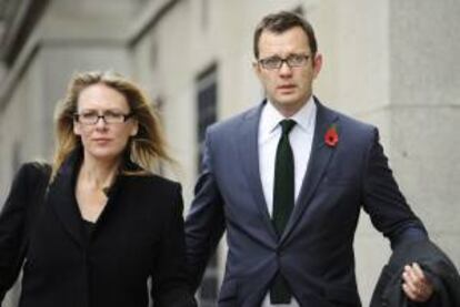 El exdirector del tabloide britnico News of the World Andy Coulson (dcha) a su llegadada al tribunal cirminal de Old Bailey en Londres (Reino Unido). EFE/Archivo