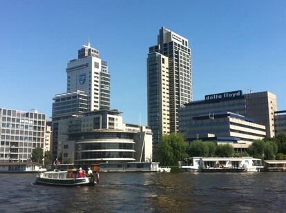 Uno de los distritos de negocios de Ámsterdam, situado a orillas del Ámstel, en el que tienen oficinas Philips y Delta Lloyd entre otros y en el que se pueden encontrar también restaurantes como Riva, la Escuela de Negocios y muchas casas flotantes y barcos vivienda.