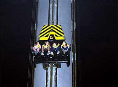 Un grupo de visitantes del Parque de Atracciones, colgados en <i>La Lanzadera</i> por el corte de luz.