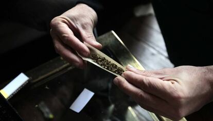 Un hombre se l&iacute;a un porro de marihuana