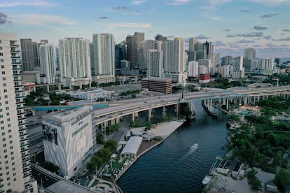Una vista aérea de apartamentos en Miami (Florida).
