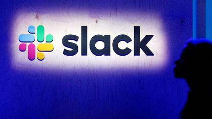 El logo de Slack en una conferencia tecnológica