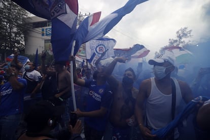 Los fanáticos de Cruz Azul vitorean cuando el autobús del equipo llega antes del último partido del campeonato.