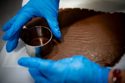 El primer paso de los alfajores es cortar la masa con un molde circular.
