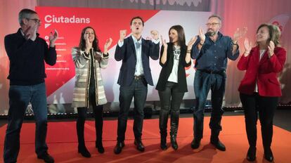 El presidente de Ciudadanos, Albert Rivera, junto a Inés Arrimadas, José Manuel Villegasi, Lorena Roildán, Juan Carlos Girauta y Carina Mejías durante un acto en Barcelona.