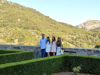 En sus días de descanso en la isla, los Reyes tienen la costumbre de visitar alguna localidad o paraje de importancia cultural con sus hijas. El año pasado estuvieron en el Centro de Interpretación del Paraje Natural de la Sierra de Tramuntana, ubicado en el municipio de Escorca, y visitaron el Santuario de Lluc con motivo del décimo aniversario de su declaración como patrimonio mundial de la Unesco. En 2020, los cuatro recorrieran las calles de la localidad mallorquina de Petra y visitaron la casa natal de fray Junípero Serra, fundador de misiones en California en el siglo XVIII.