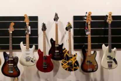 Varias guitarras eléctricas expuestas en una tienda.