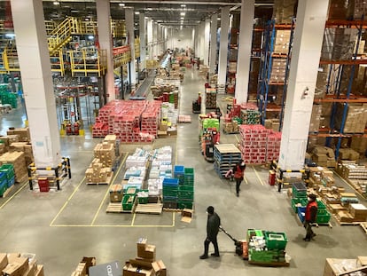 Interior de una nave de la compañía china de comercio electrónico JD.com ubicada a las afueras de Pekín el martes 10 de enero.