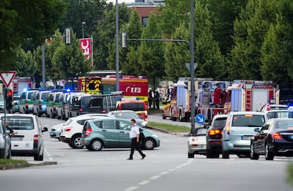 Numerosos agentes de la policía y ambulancias rodean la entrada del centro comercial donde se ha producido un tiroteo en Múnich, Alemania.