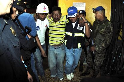 Un herido es evacuado de la cárcel de Comayagua, tras el incendio declarado en su interior.