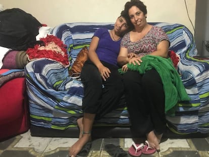 A estudante Winnie Sally de Oliveira com a mãe dela, Liliane de Oliveira.