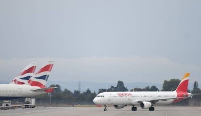 Avión de Iberia en la Terminal 5 del aeropuerto londinense de Heathrow.