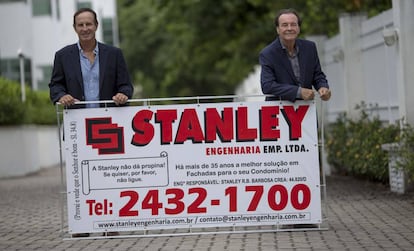 Stanley y Ricardo Barbosa con el anuncio de su empresa contra la corrupción.