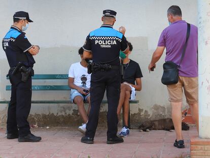 Control policial a jóvenes sin mascarilla, en Terrassa.