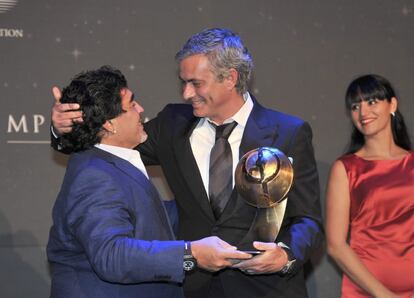 Maradona entrega el premio a mejor entrenador del año a Mourinho.