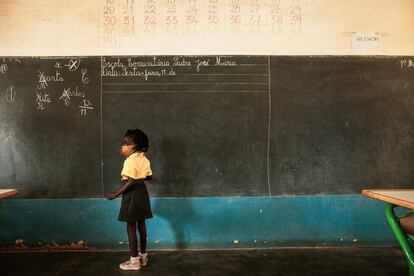 Una niña, ante la pizarra, en la escuela comunitaria Padre José María. El centro educativo es gestionado por un consejo de tres personas que son miembros de la comunidad de Massaca. Una de ellas es el director del colegio, Antonio Mutebei.