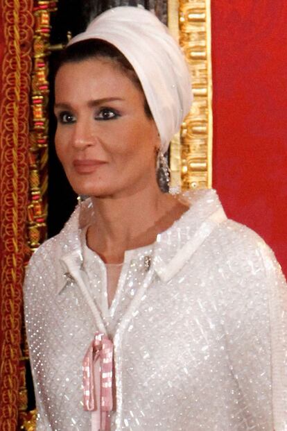 Embajadora de estilo, la jequesa de Qatar -Mozah bint Nasser- decora siempre sus diseños de Chanel, Dior o Jean Paul Gaultier -sus firmas fetiche- con un turbante a lo Jackie Kennedy.