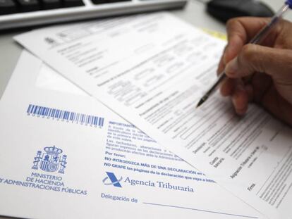 Un contribuyente confecciona la declaración de la renta